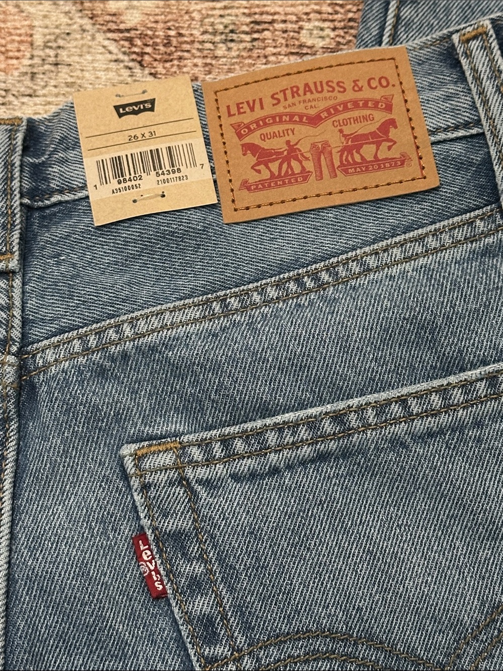 Woman’s NWTs 26x31 ‘94 Baggy Levi’s Jeans - Picture 11 of 11